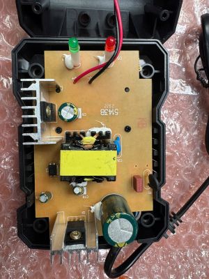 Bộ Sạc Yiling 21C-3A sử dụng bộ pin MKT hệ 5S - Sạc Bàn Đế Gài